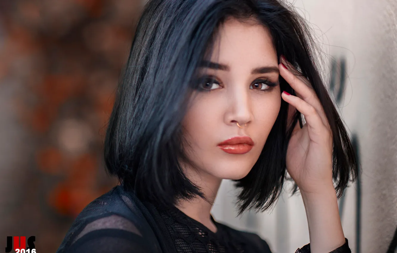 Фото обои взгляд, поза, модель, портрет, руки, макияж, брюнетка, прическа