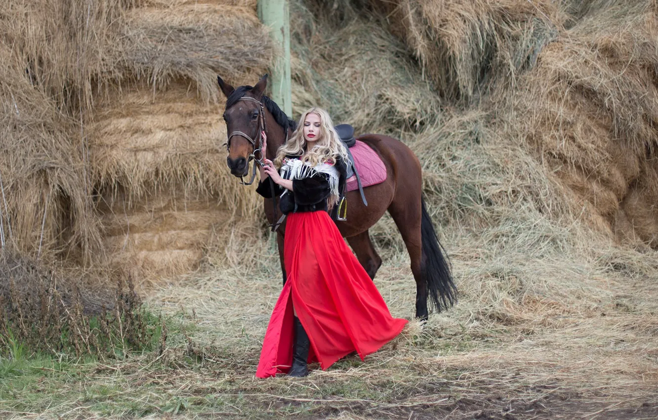 Фото обои девушка, поза, лошадь, платье, сено, Лозгачев Алексей