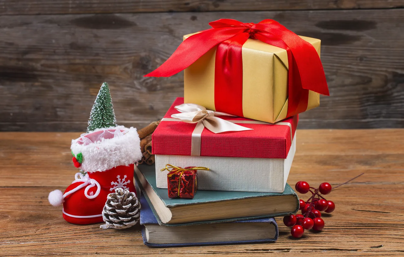 Фото обои ягоды, праздник, игрушки, ель, подарки, Новый год, шишки, Книги