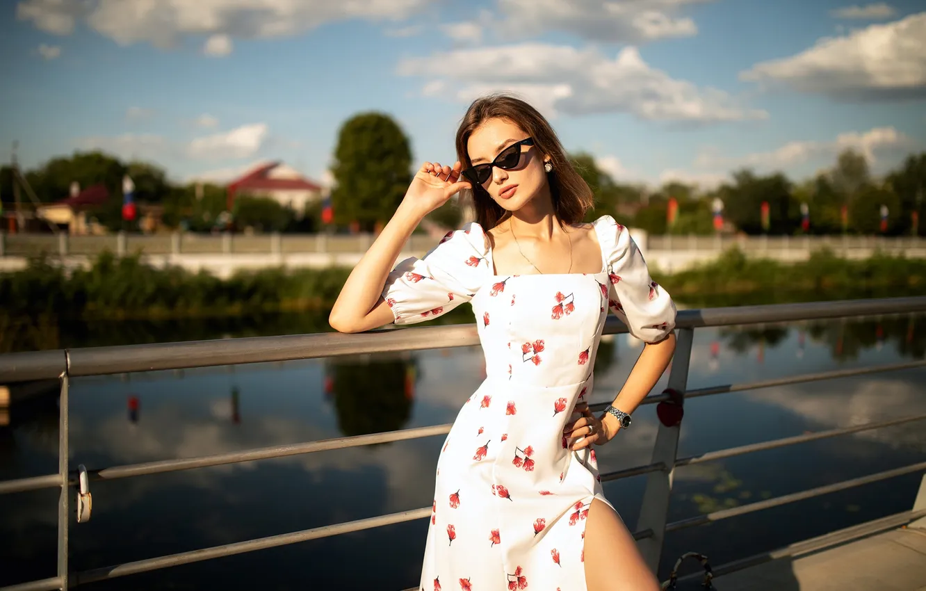 Фото обои девушка, поза, река, руки, платье, очки, Дмитрий Шульгин