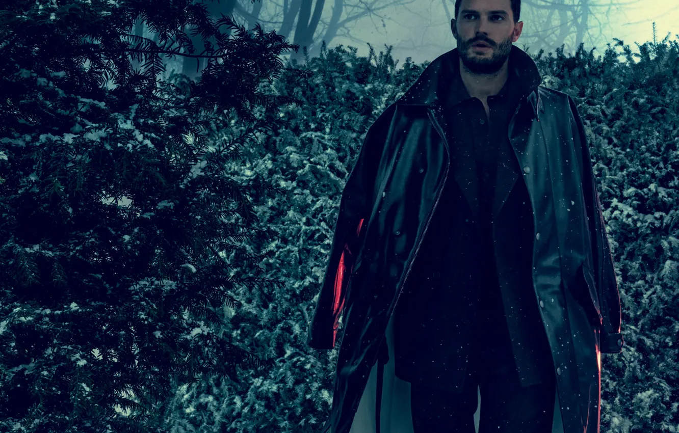 Фото обои зима, лес, снег, деревья, снежинки, костюм, актер, пальто