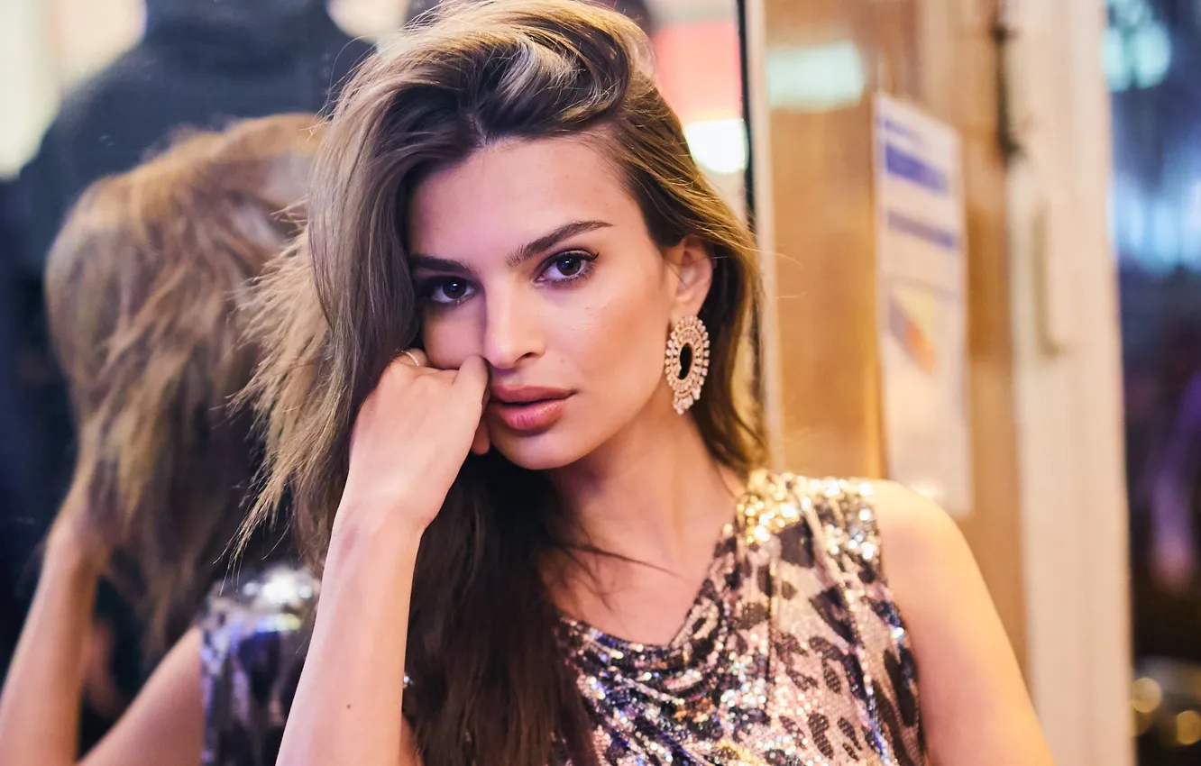 Фото обои взгляд, поза, портрет, шатенка, красотка, Emily Ratajkowski, Эмили Ратаковски