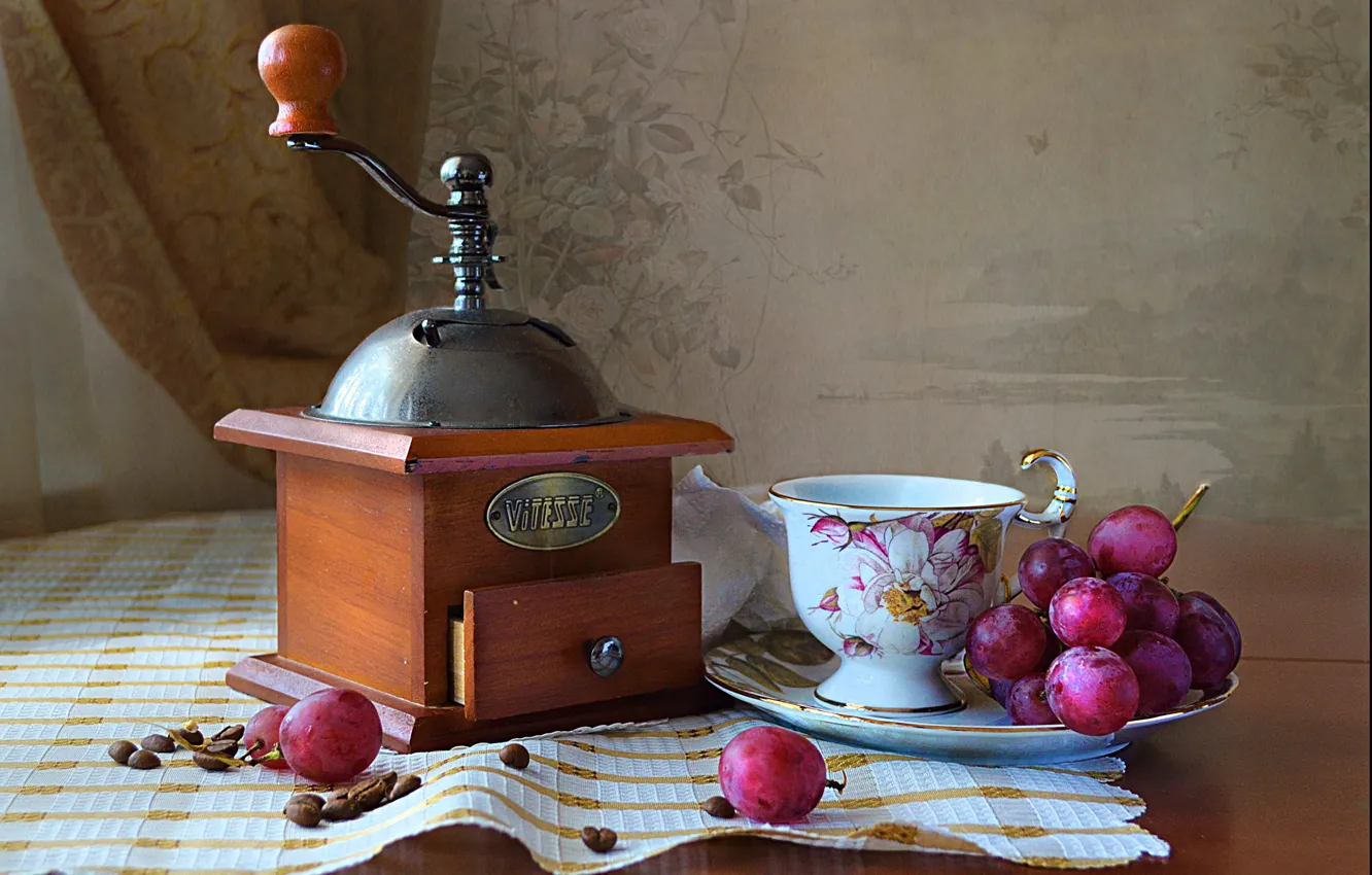 Фото обои стол, виноград, фрукты, предметы, Натюрморт, скатерть, зерна кофе, кофемолка