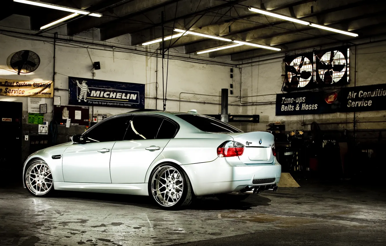 Фото обои бмв, серебристый, BMW, баннер, мастерская, задняя часть, E90, silvery