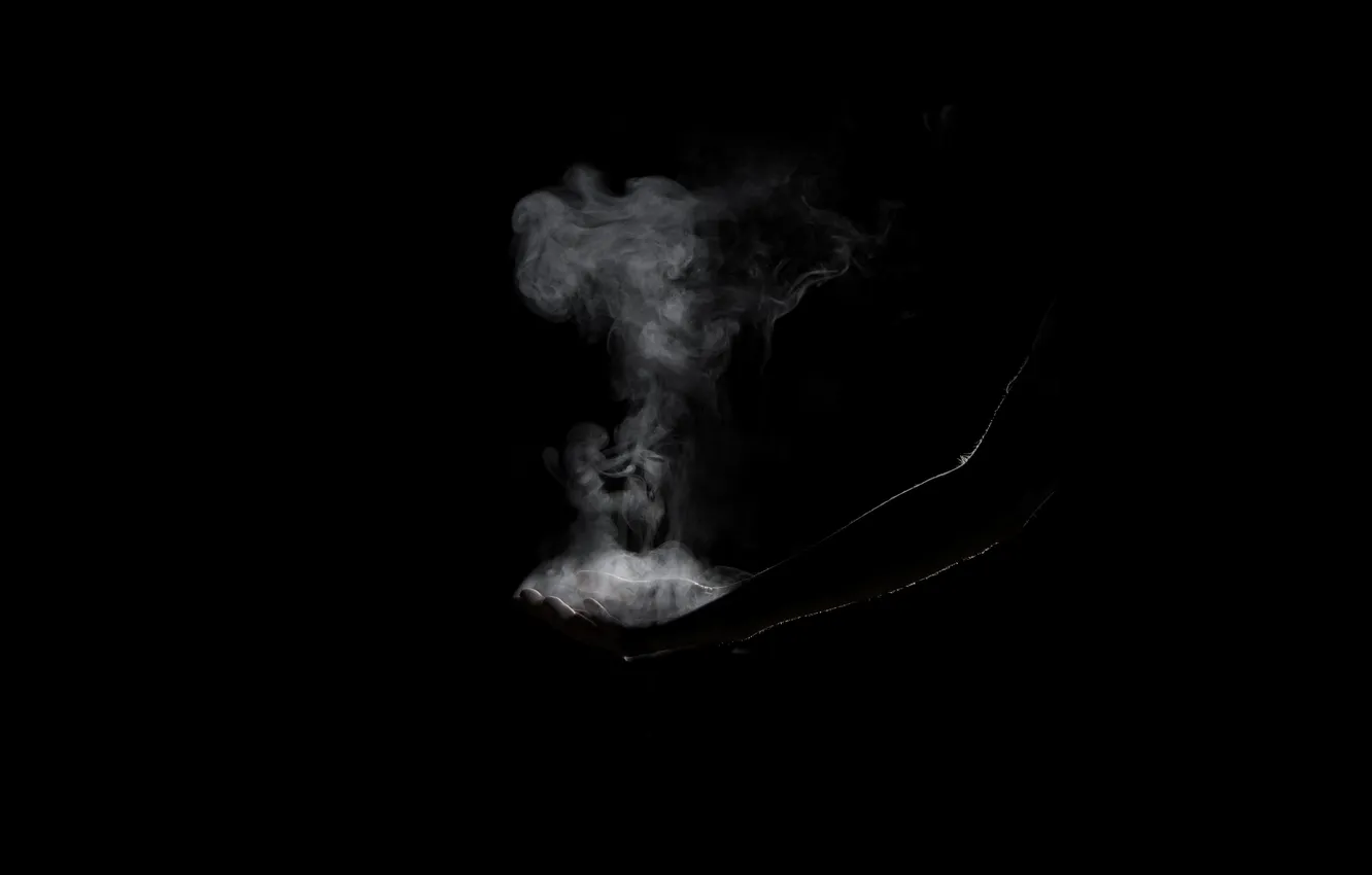 Фото обои дым, рука, черный фон