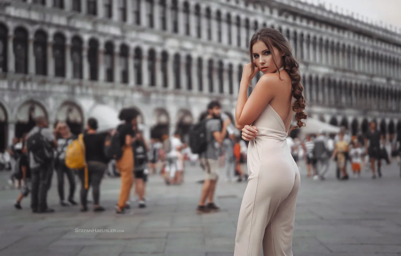 Фото обои попа, девушка, площадь, Италия, Венеция, ножки, Stefan Häusler, Viktoria Stephanie
