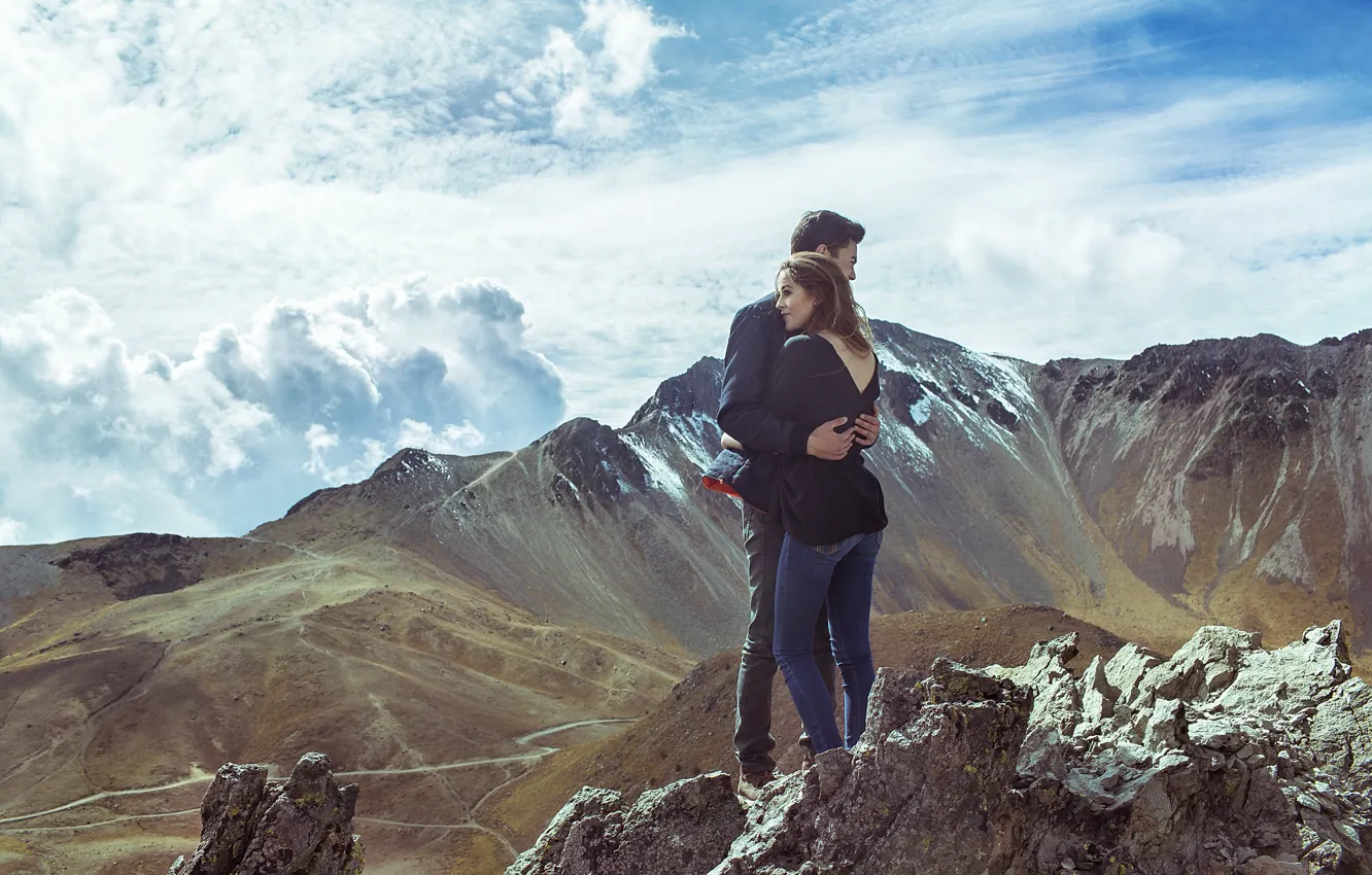 Фото обои девушка, горы, природа, объятия, пара, парень, влюбленные, стоят