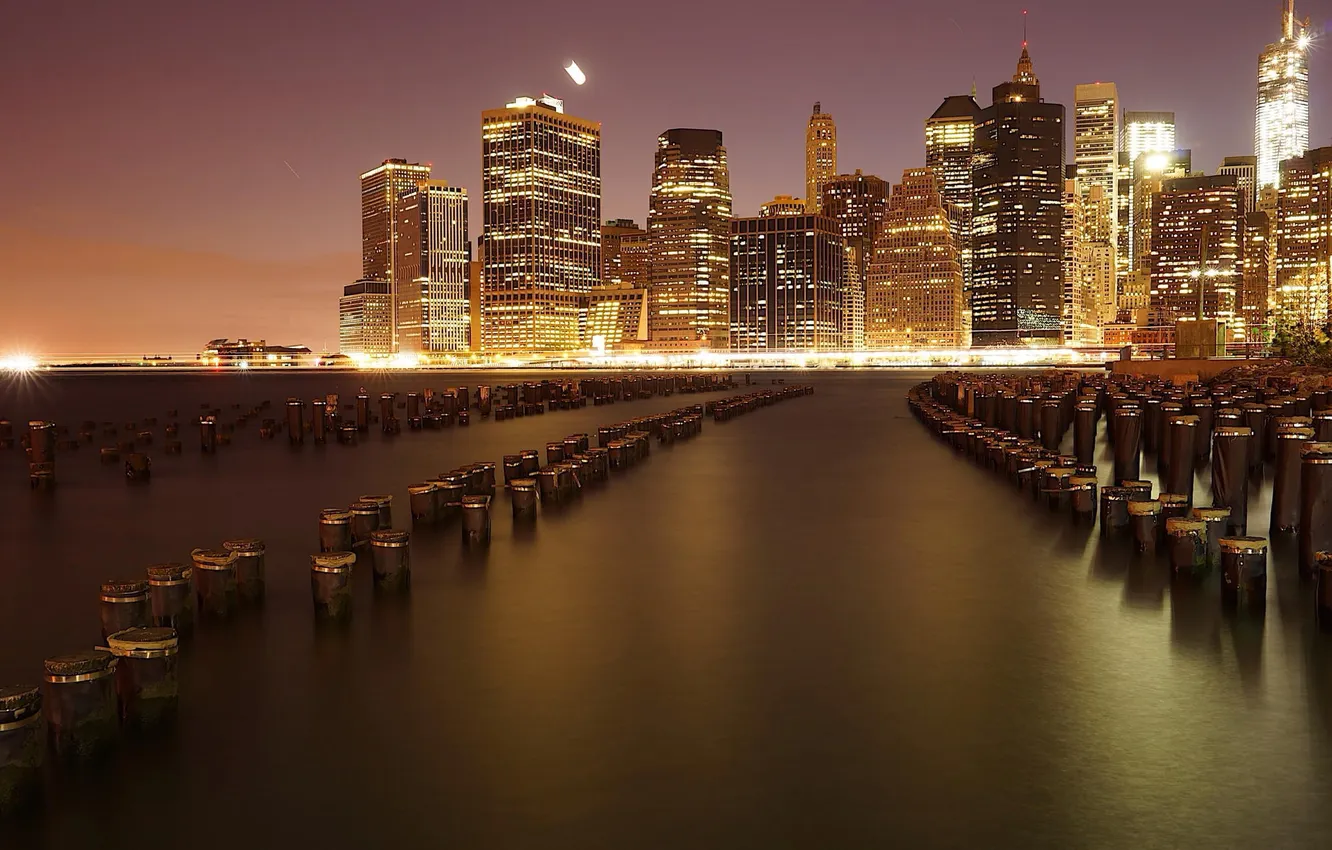 Фото обои ночь, город, огни, река, здания, дома, Нью-Йорк, небоскребы