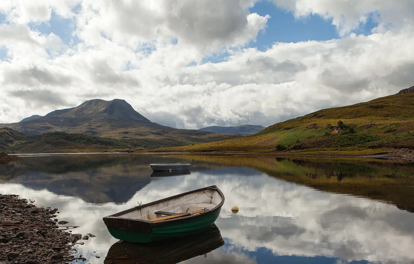 Фото обои вода, озеро, камни, холмы, берег, лодка, scotland