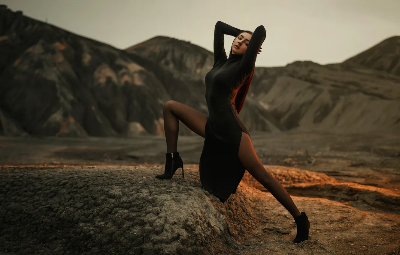 Фото обои девушка, горы, поза, фигура, платье, ножки, разрезы, Иван Ковалёв