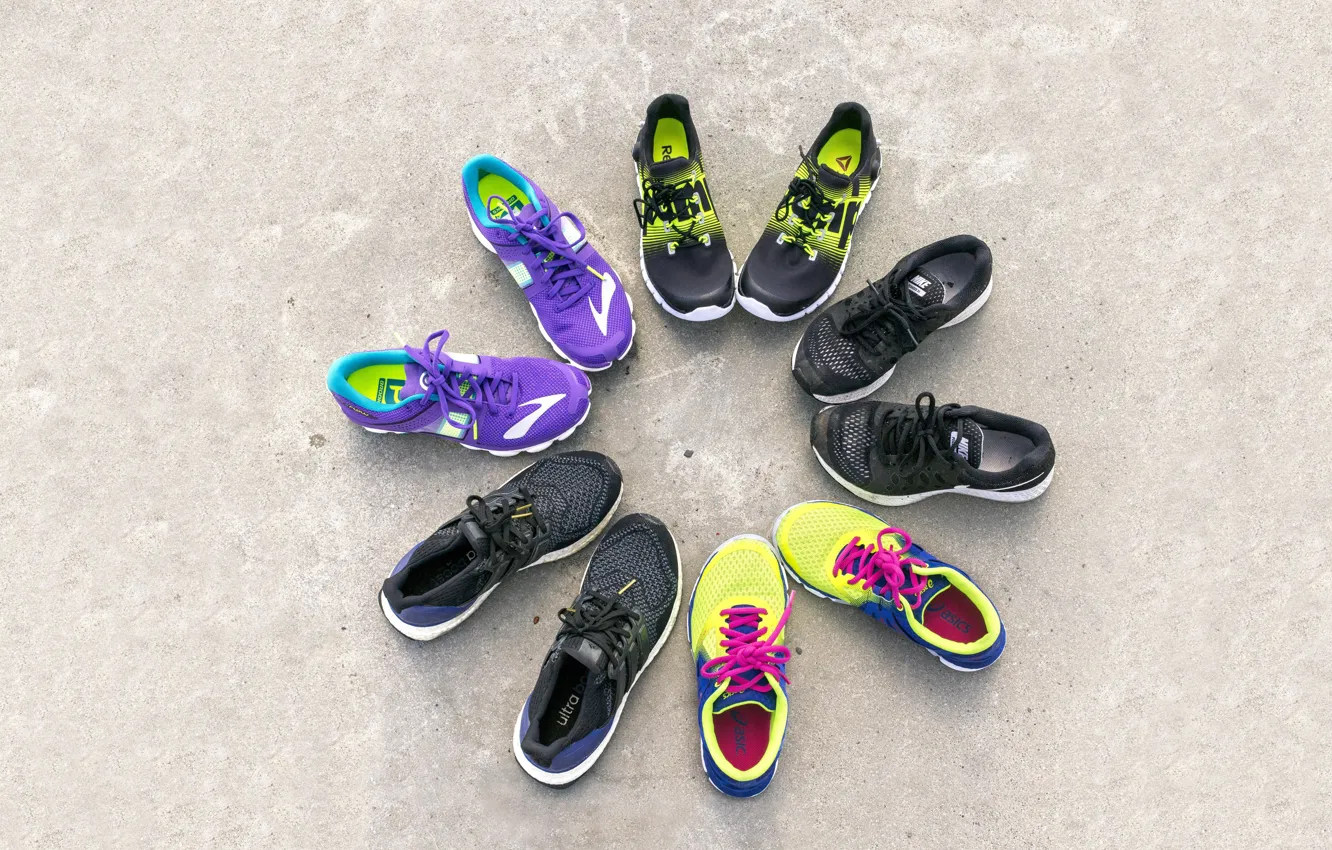 Фото обои models, slippers, athletes shoes