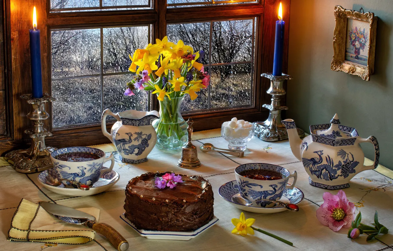 Фото обои цветы, стол, чай, картина, свечи, чайник, окно, чаепитие