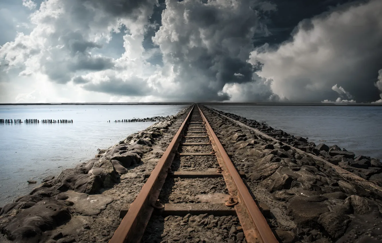 Фото обои море, облака, железная дорога