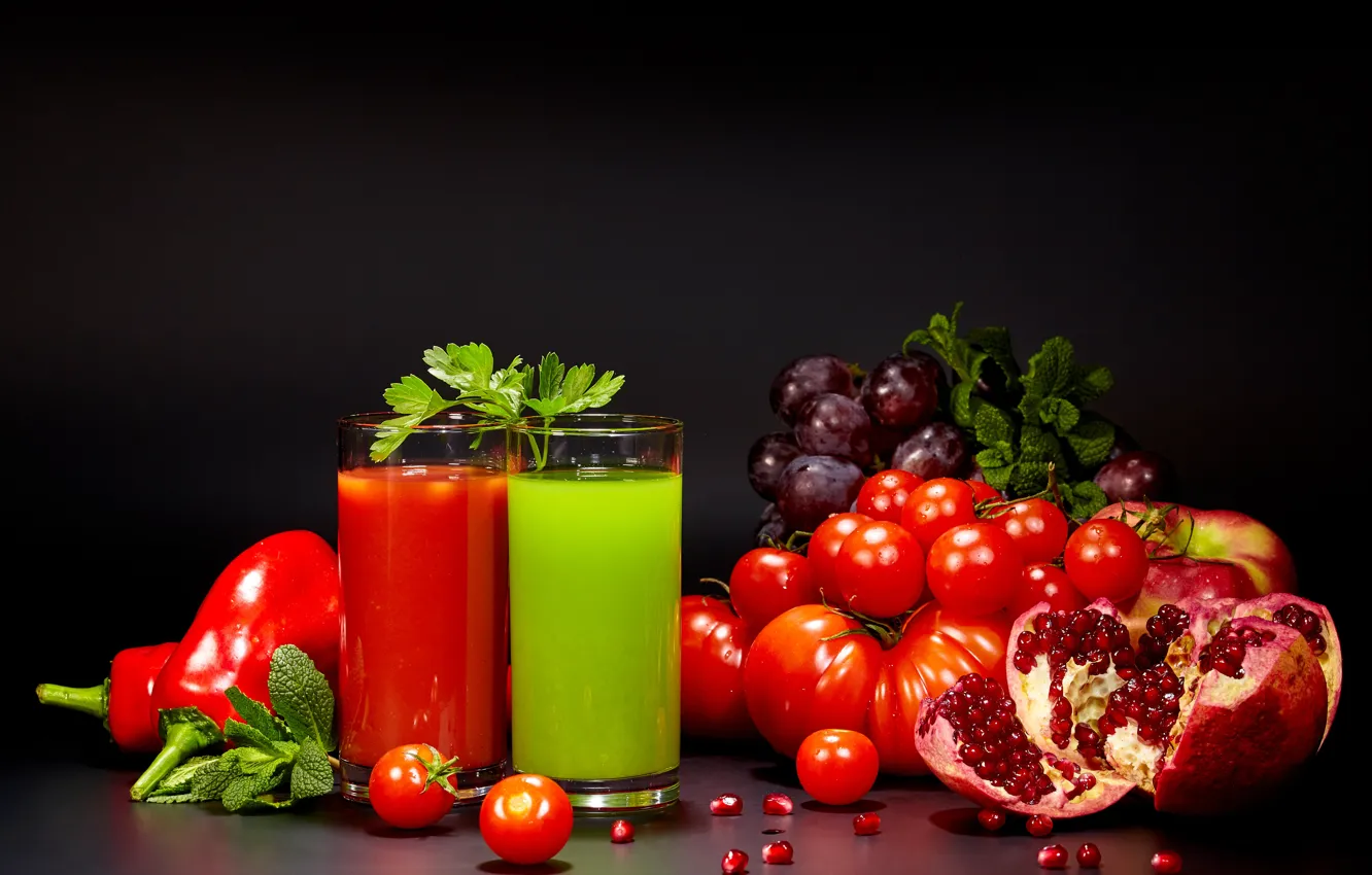 Фото обои красный, сок, виноград, зелёный, стаканы, черный фон, помидоры, томаты