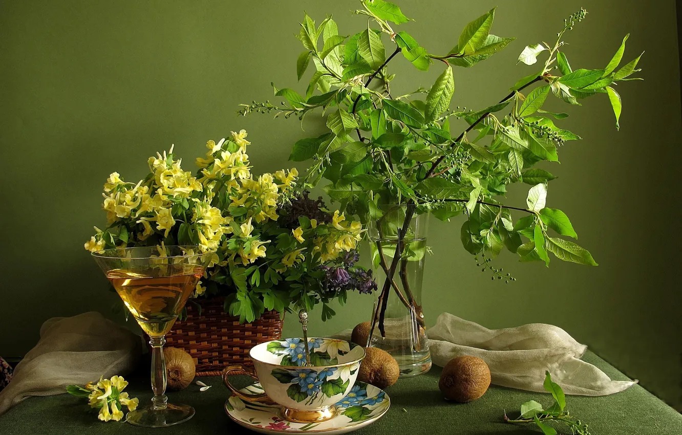 Фото обои цветы, стол, фон, ветка, киви, корзинка, ложечка, фужер