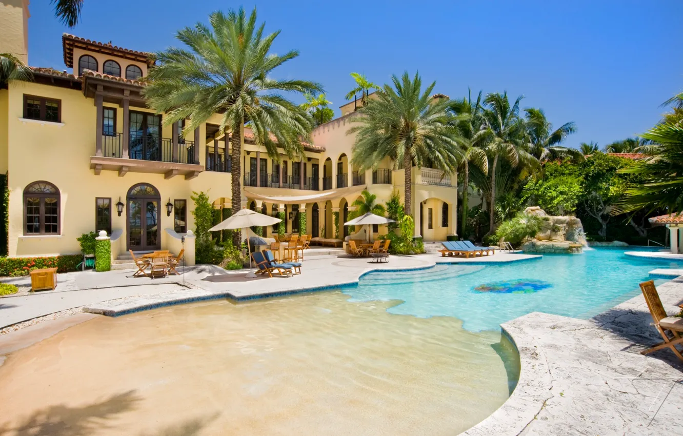 Фото обои дом, пальмы, вилла, бассейн, pool, лежаки, шезлонги, home