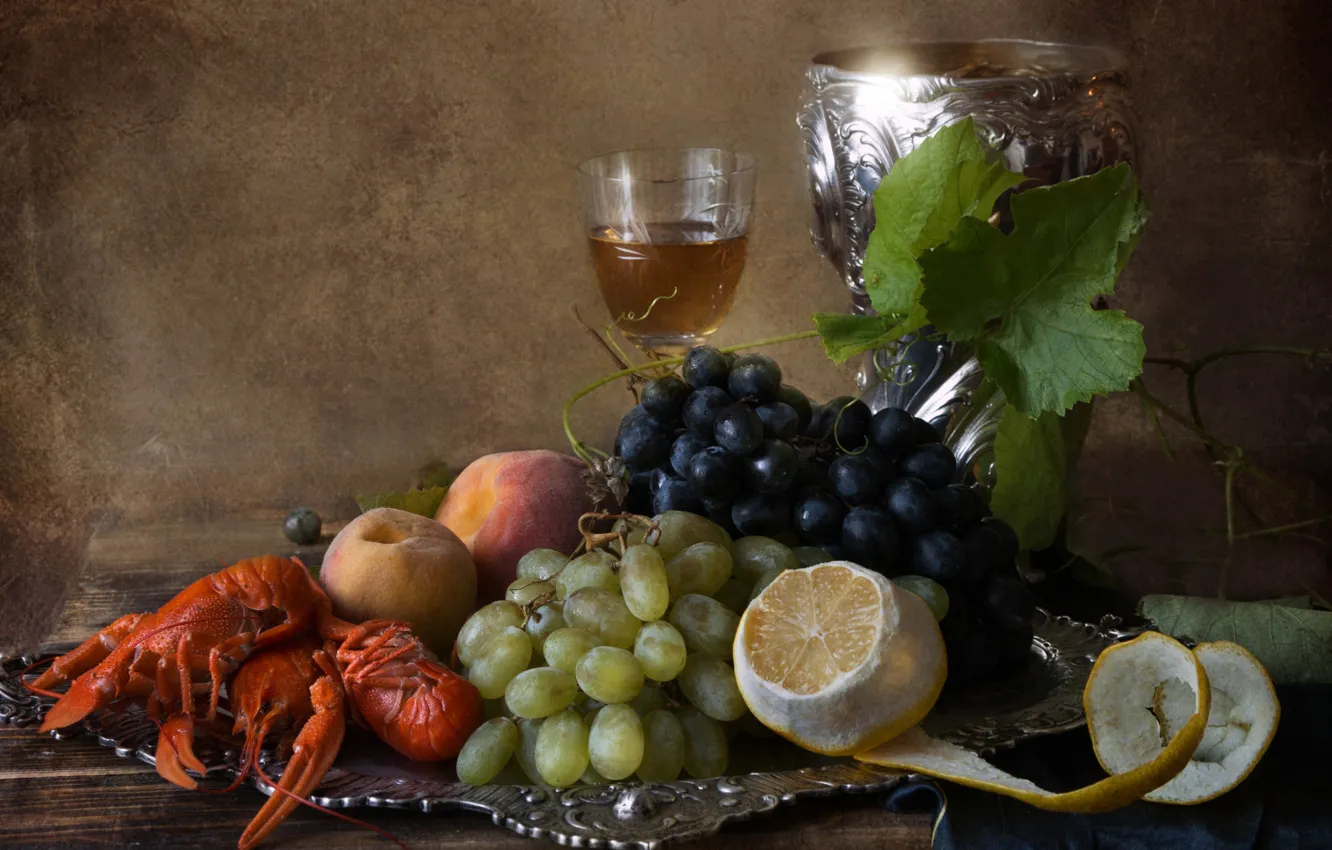 Фото обои лимон, бокал, виноград, фрукты, натюрморт, персики, поднос, раки