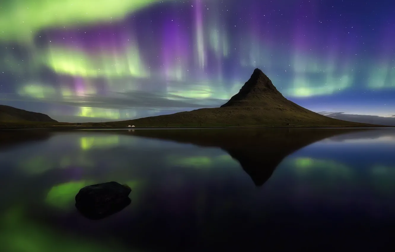 Фото обои небо, ночь, отражение, гора, северное сияние, Исландия, фьорд
