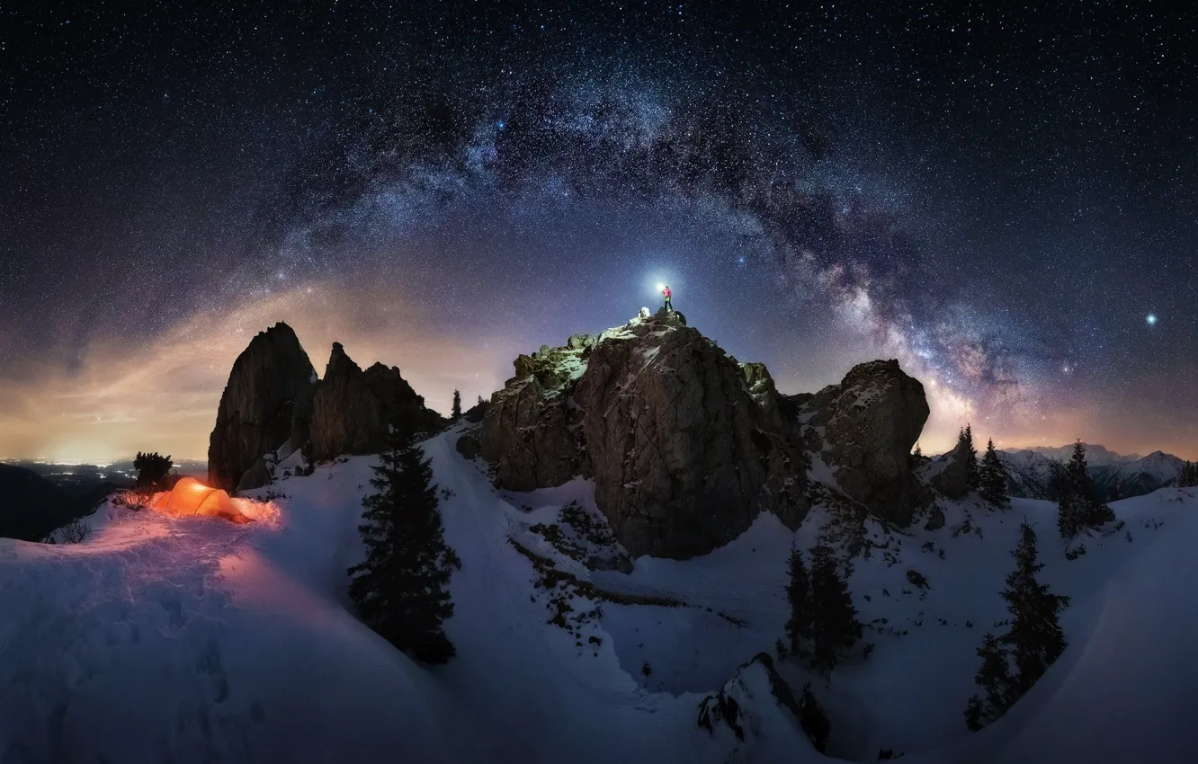 Фото обои зима, небо, свет, снег, горы, ночь, скалы, человек