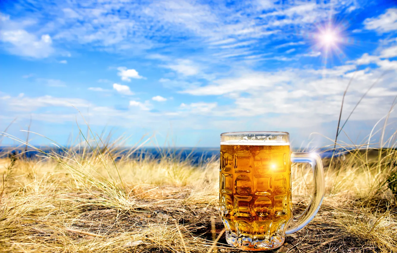 Фото обои небо, трава, солнце, облака, пейзаж, пиво, кружка, боке