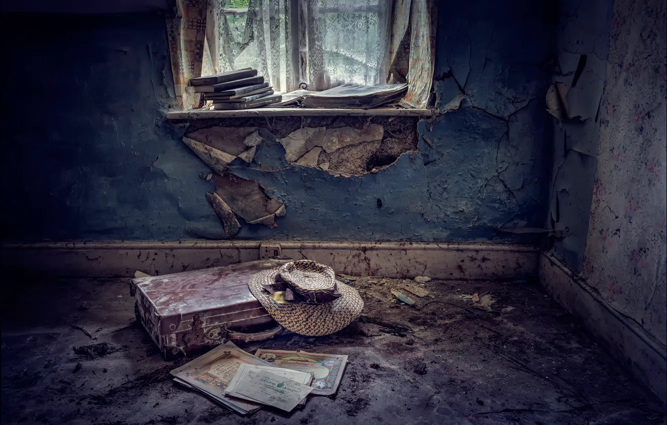 Фото обои комната, шляпа, чемодан, Abandoned