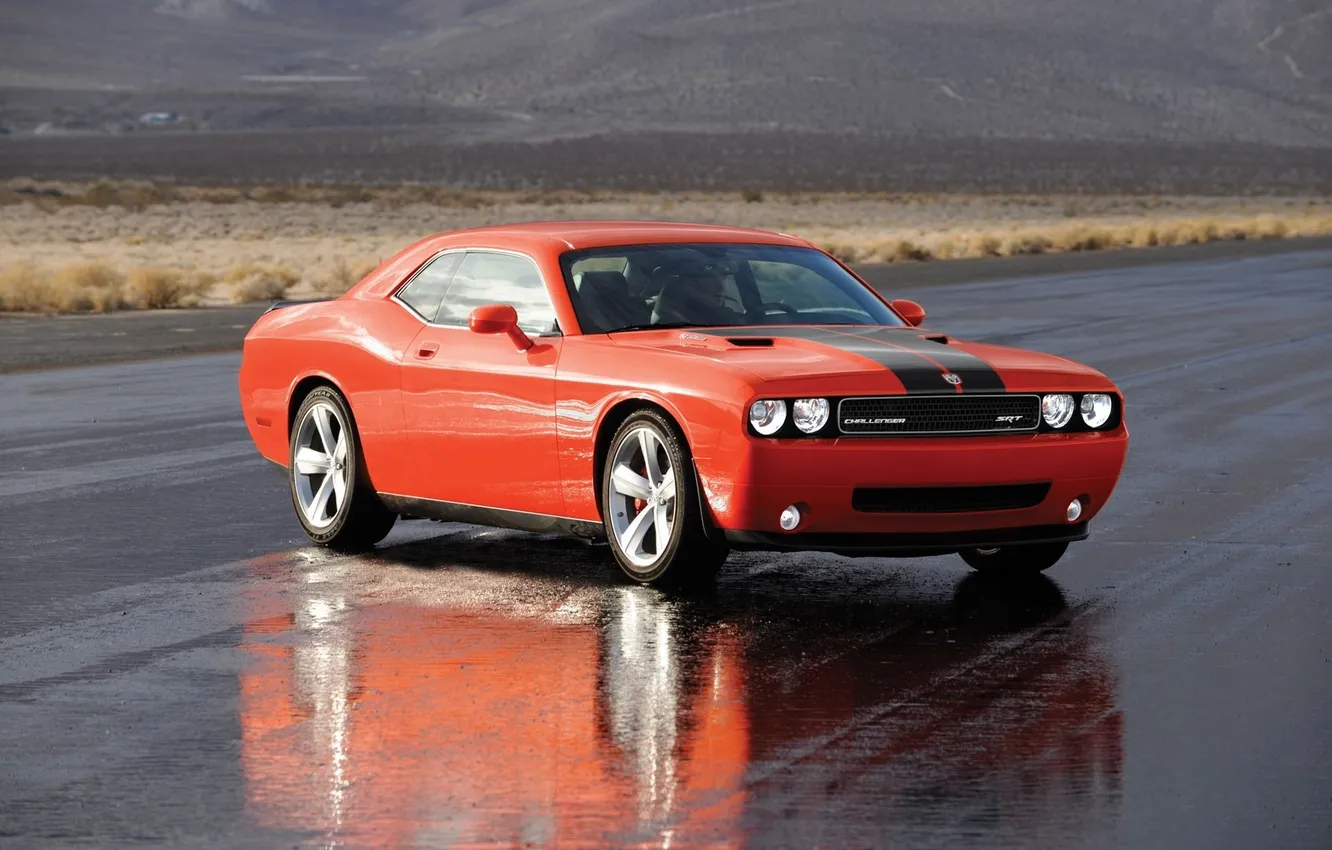 Фото обои асфальт, мокрый, dodge, challenger, разворот, модель 2008