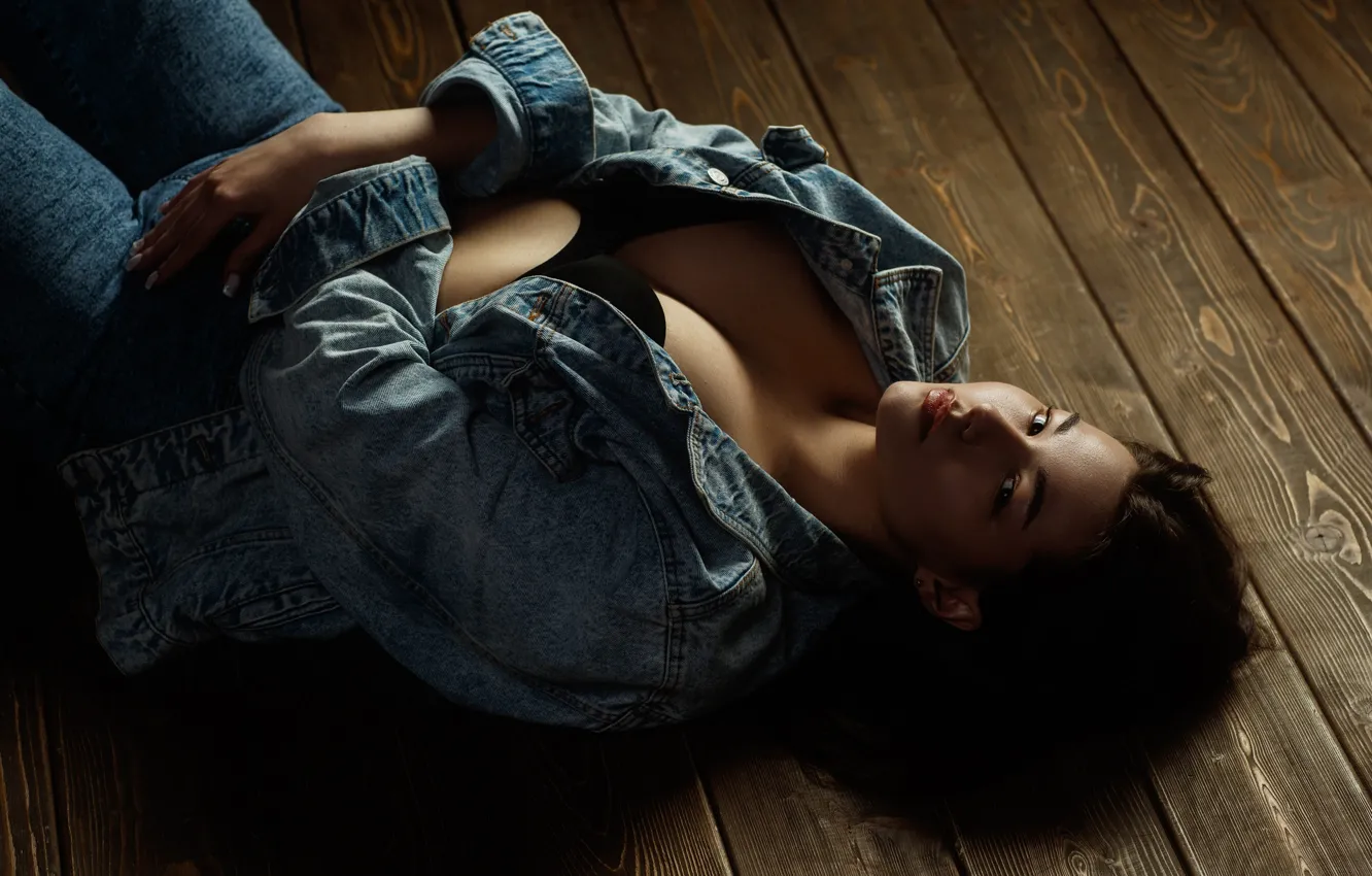 Фото обои взгляд, девушка, поза, доски, на полу, джинсовка, Сергей Сорокин
