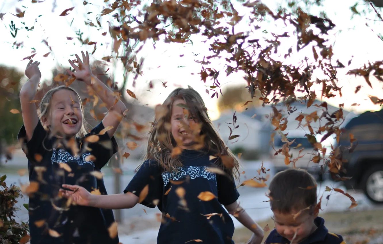 Фото обои осень, листья, радость, дети, фон, обои, улица, настроения