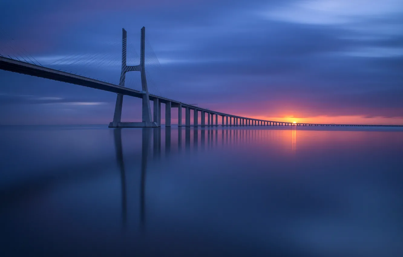 Фото обои небо, солнце, мост, побережье, Португалия, Лиссабон