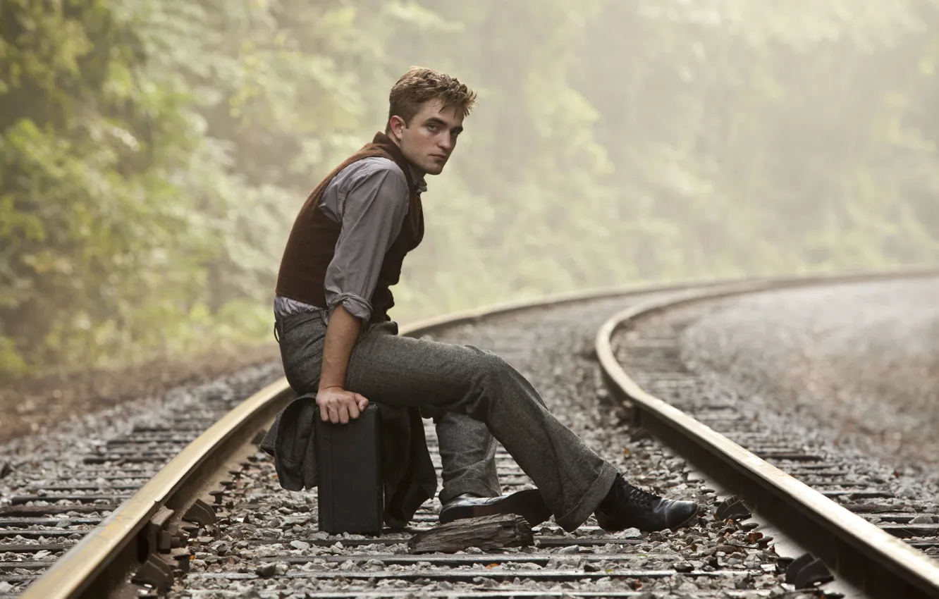 Фото обои природа, обои, вампир, железная, дрога, чемодан, парень, Robert Pattinson