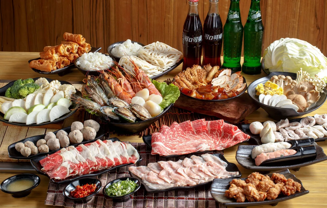 Фото обои грибы, мясо, бутылки, напитки, нарезка, блюда, сервировка, азиатская кухня
