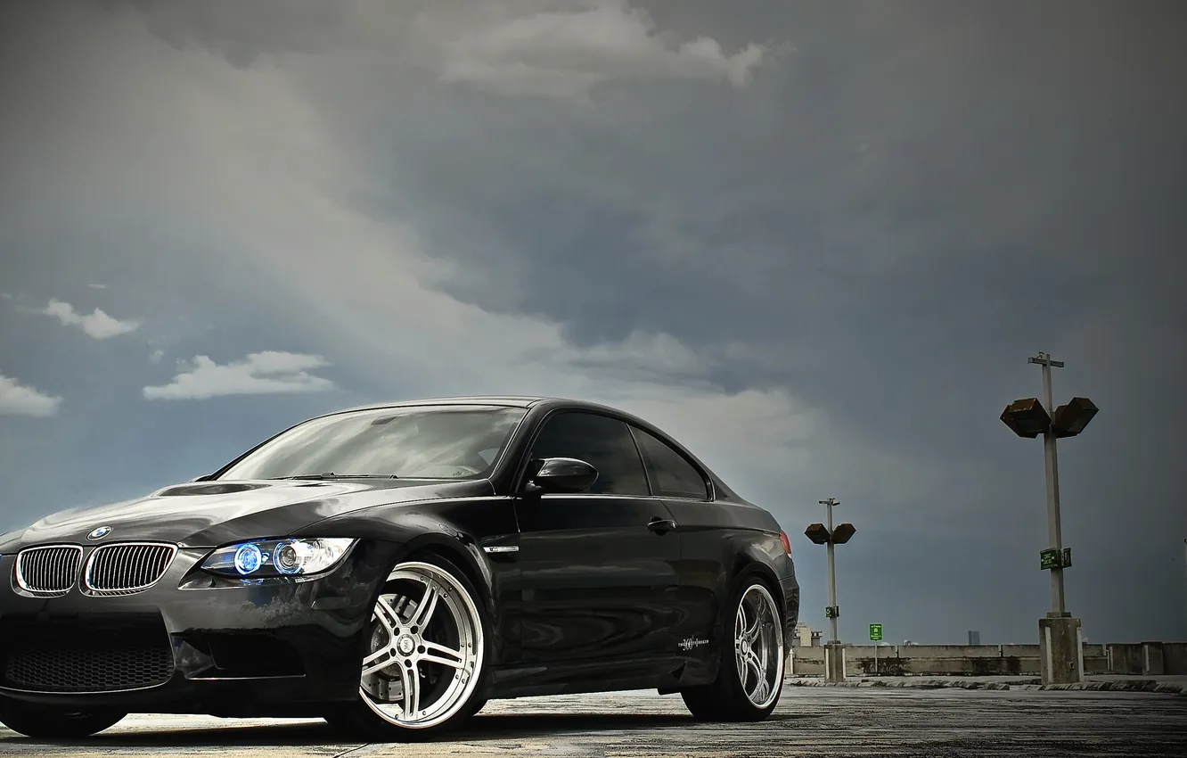 Фото обои небо, облака, чёрный, бмв, BMW, парковка, black, E92