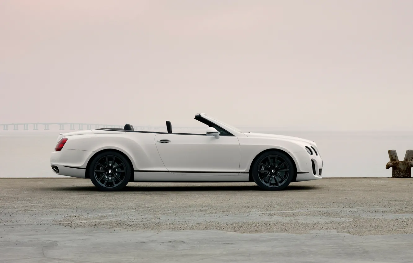 Фото обои белый, берег, Bentley, кабриолет, 2010, в профиль, Continental Supersports Convertible