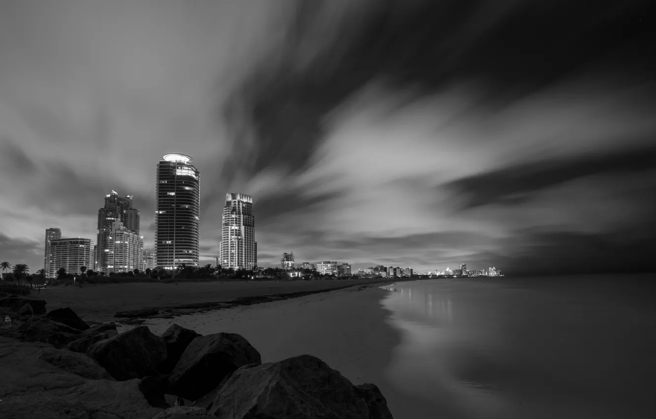 Фото обои море, пляж, ночь, тучи, камни, берег, выдержка, Небоскребы