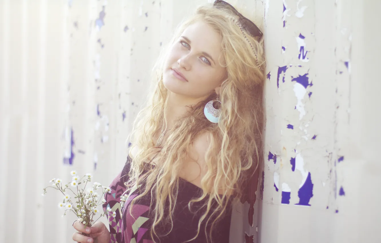 Фото обои girl, wall, woman, blue eyes, flowers, model, blonde, female