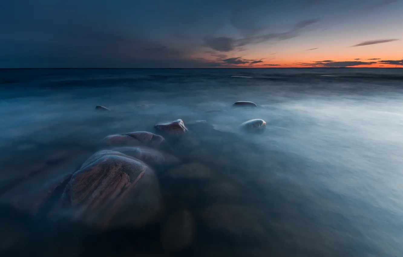 Фото обои вода, камни, океан, рассвет, горизонт, сумерки