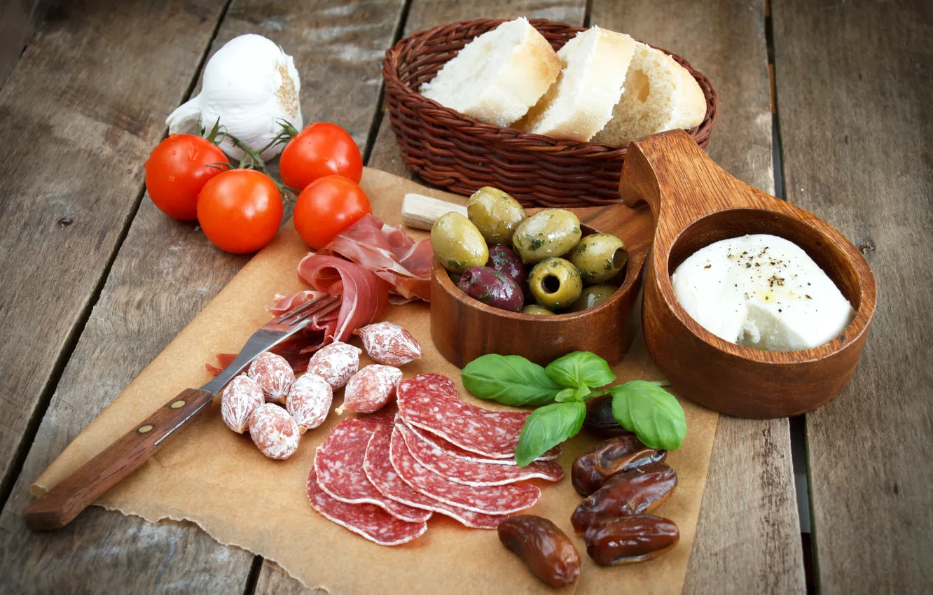 Фото обои сыр, хлеб, помидоры, оливки, колбаса, tomatoes, cheese, sausage
