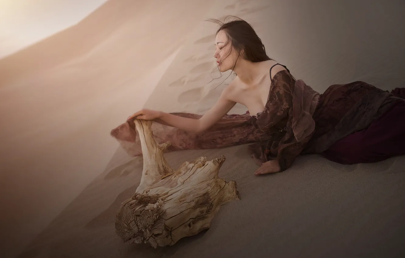 Фото обои песок, девушка, поза, пустыня, платье, брюнетка, дюны, костюм