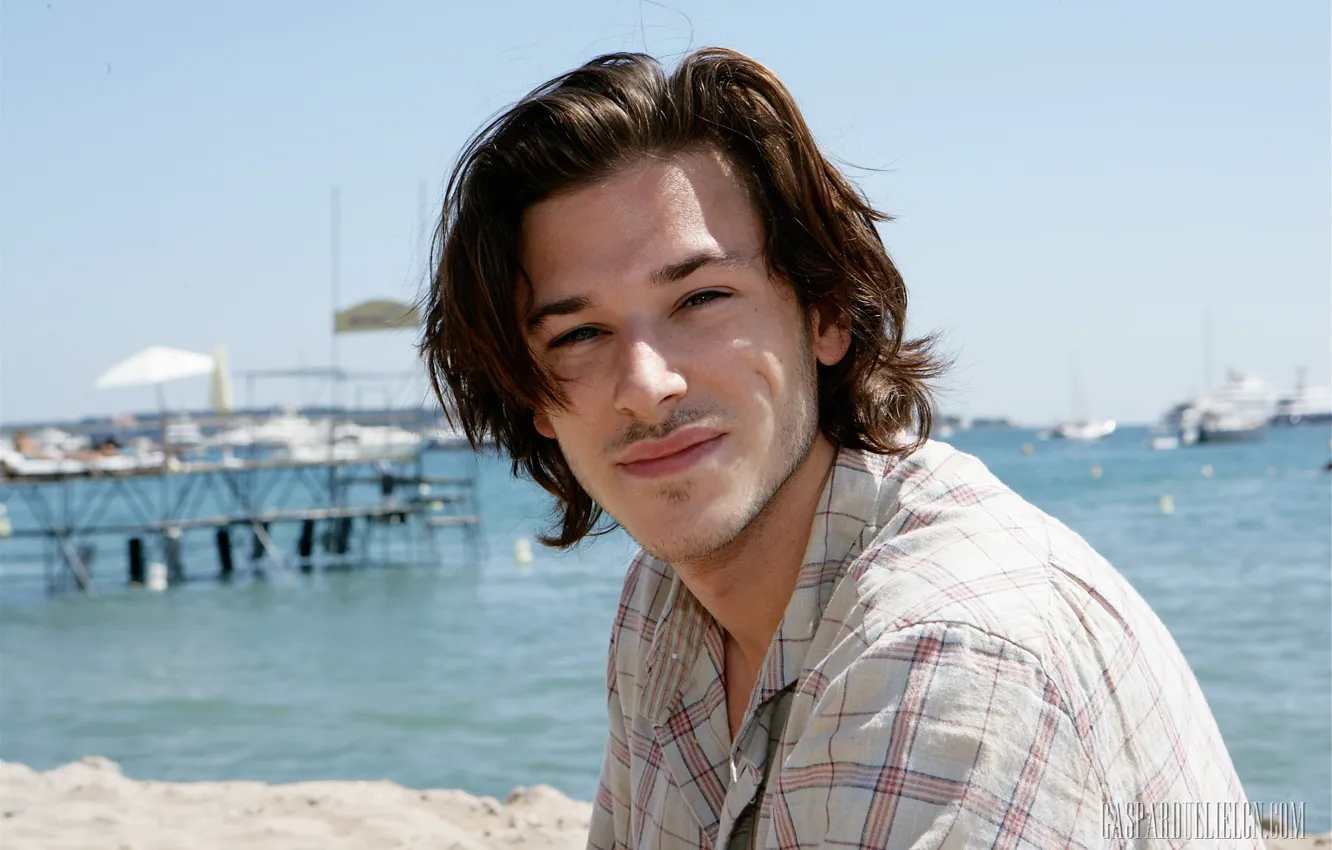 Фото обои море, взгляд, причал, брюнет, Gaspard Ulliel