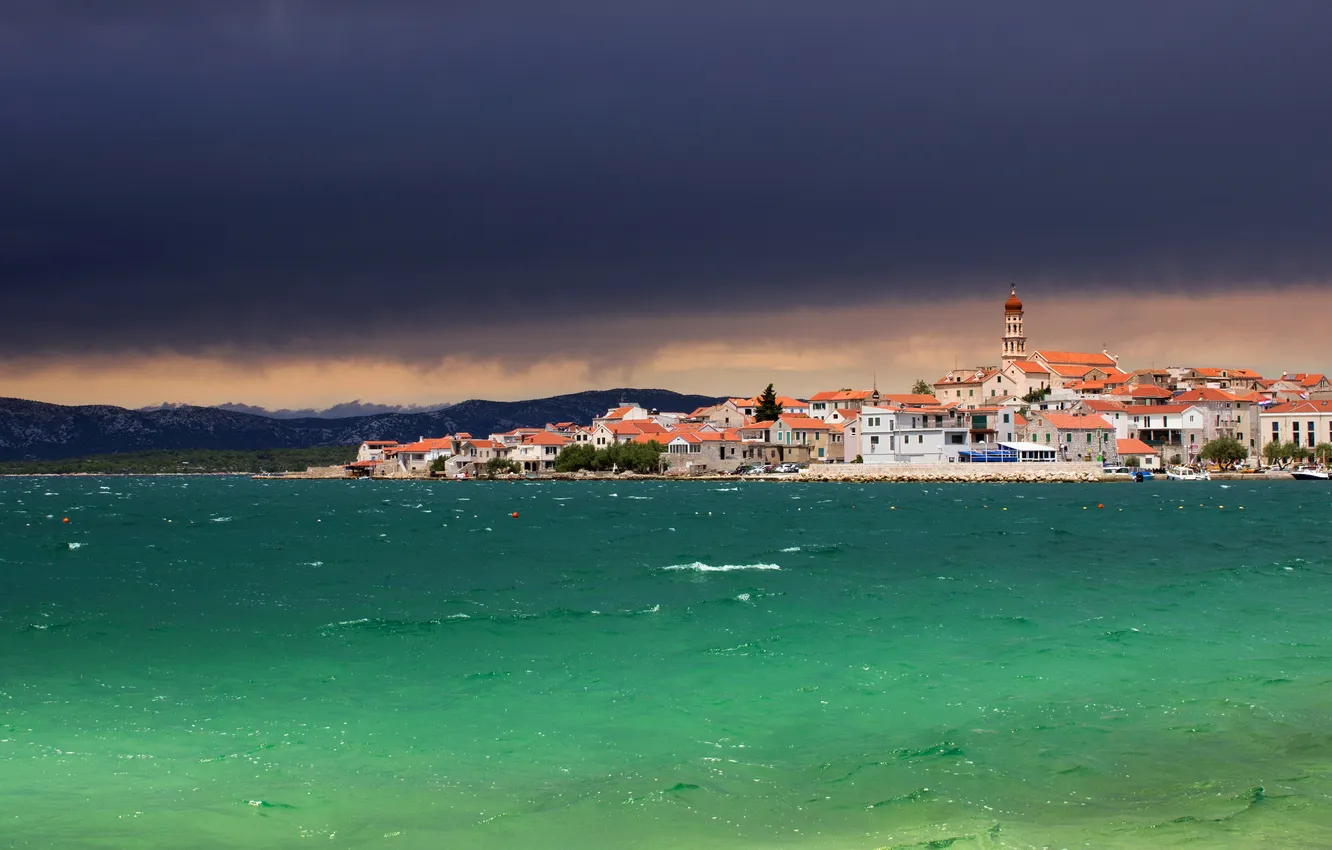 Фото обои крыша, море, небо, горы, тучи, город, берег, вид