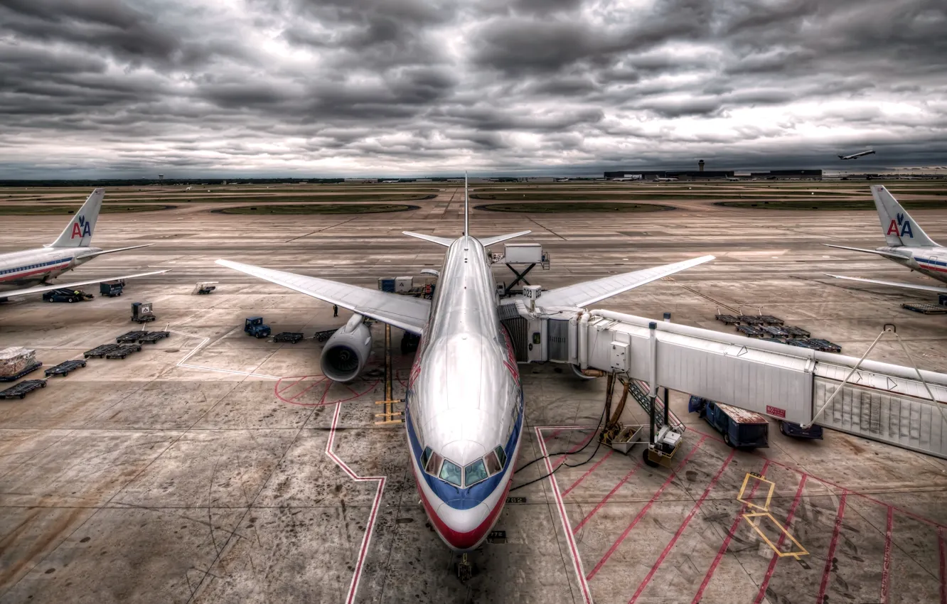 Фото обои Самолет, Тучи, Аэропорт, Крылья, Boeing, Авиация, 777, Пасмурно
