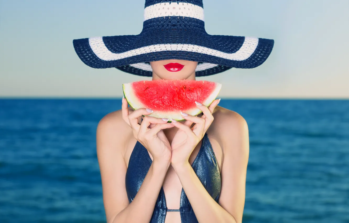 Фото обои море, девушка, шляпа, макияж, арбуз, горизонт, губы