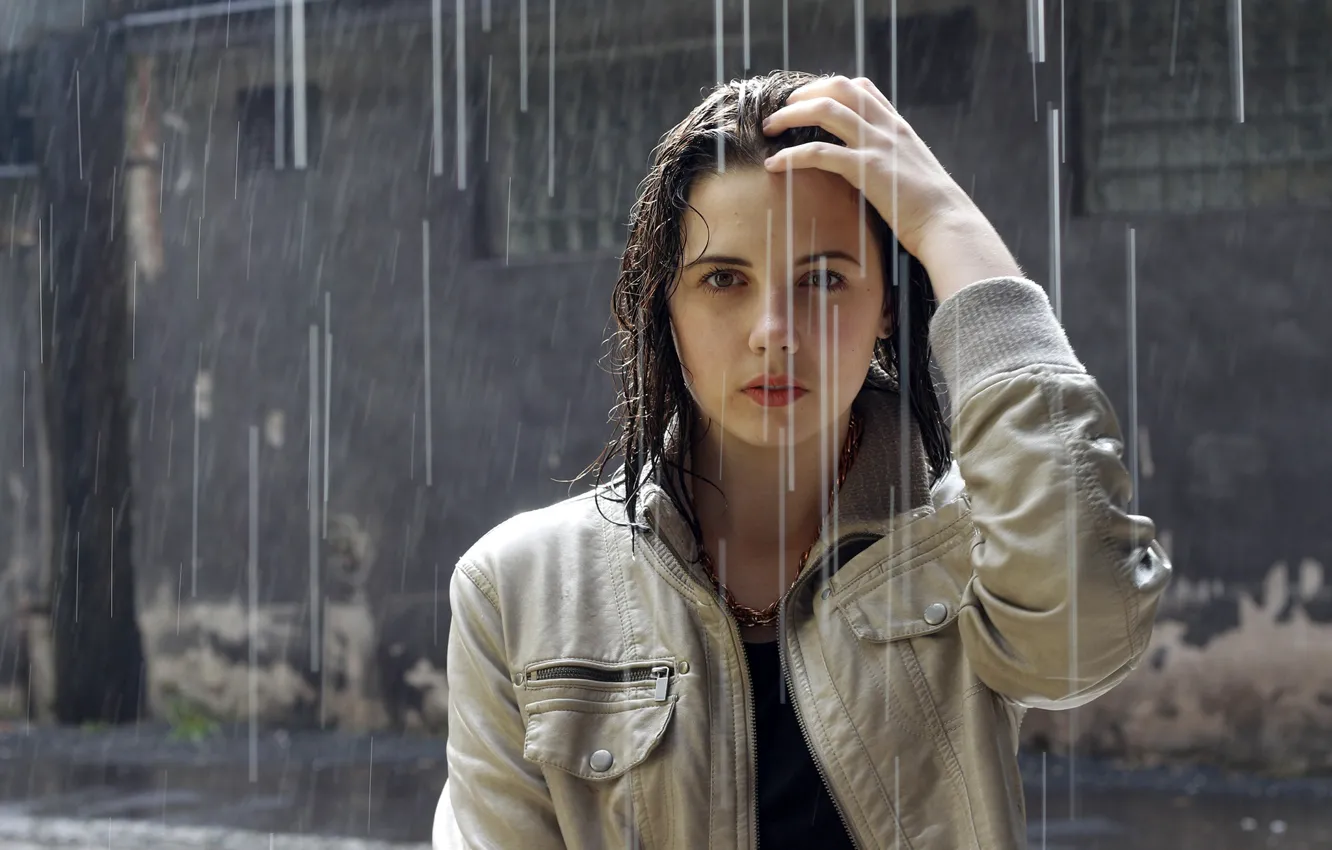 Фото обои взгляд, девушка, дождь, мокрая, куртка