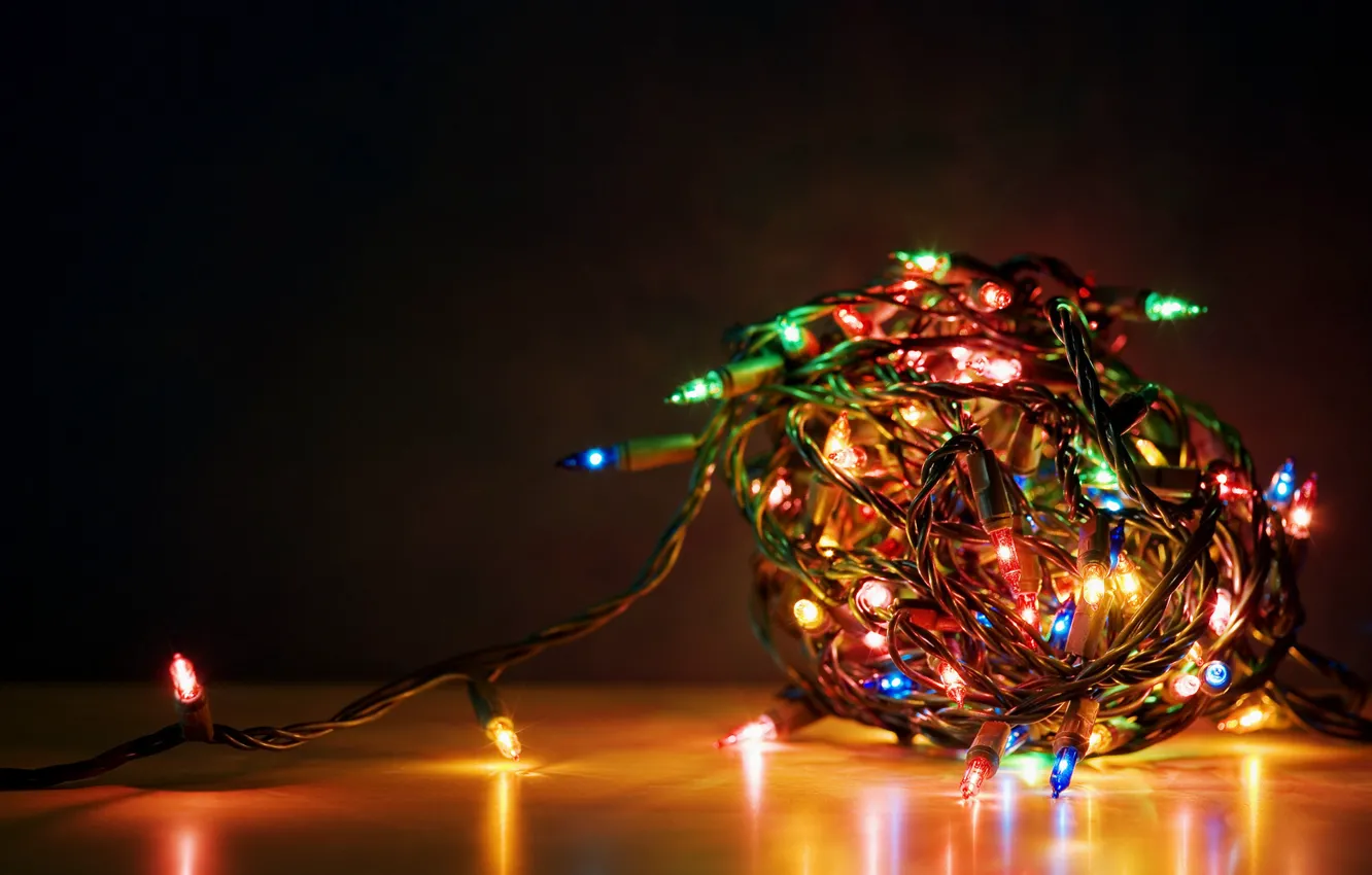 Фото обои провода, новый год, лампочка красная синяя желтая, Гирлянда, распутывать надоевшие провода от гирлянды