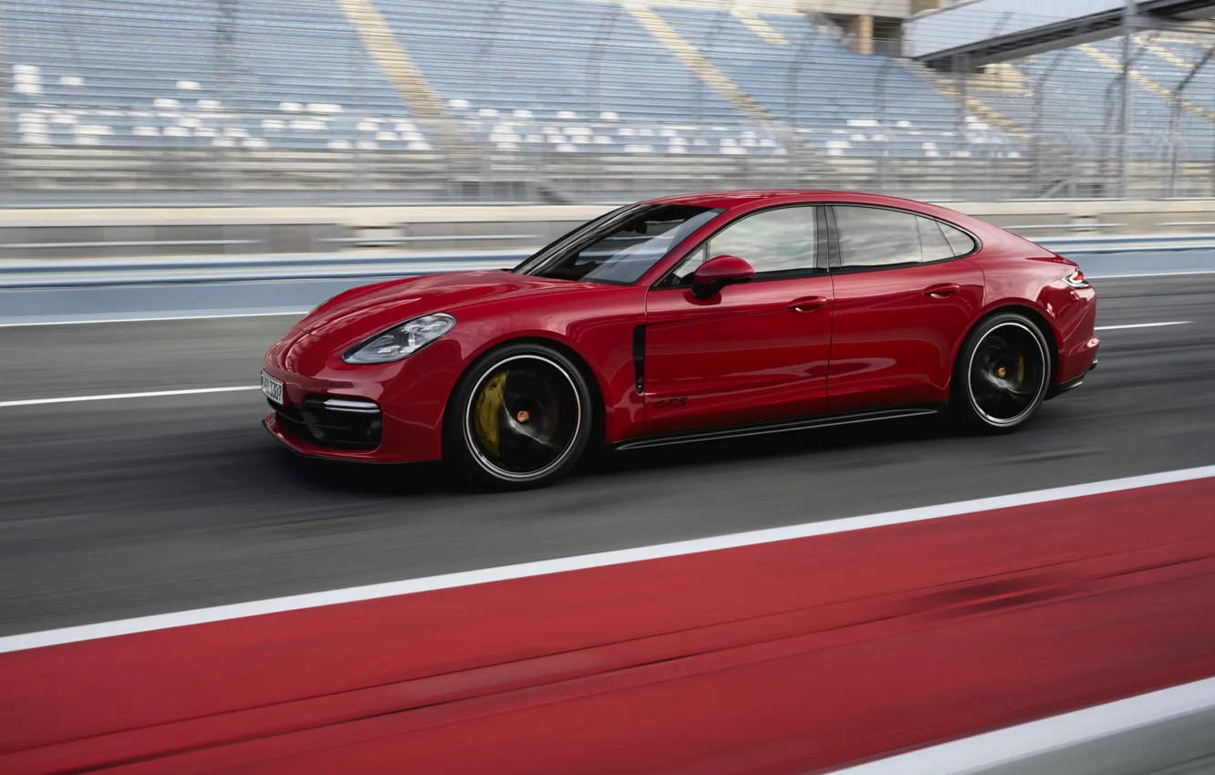 Фото обои красный, трасса, Porsche, 2018, Panamera GTS