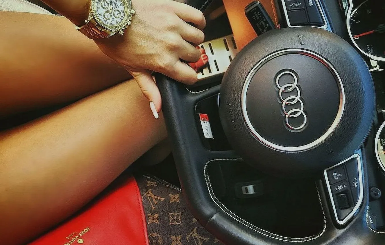 Фото обои авто, девушка, Audi, ноги, часы, руль, маникюр, стройные ножки