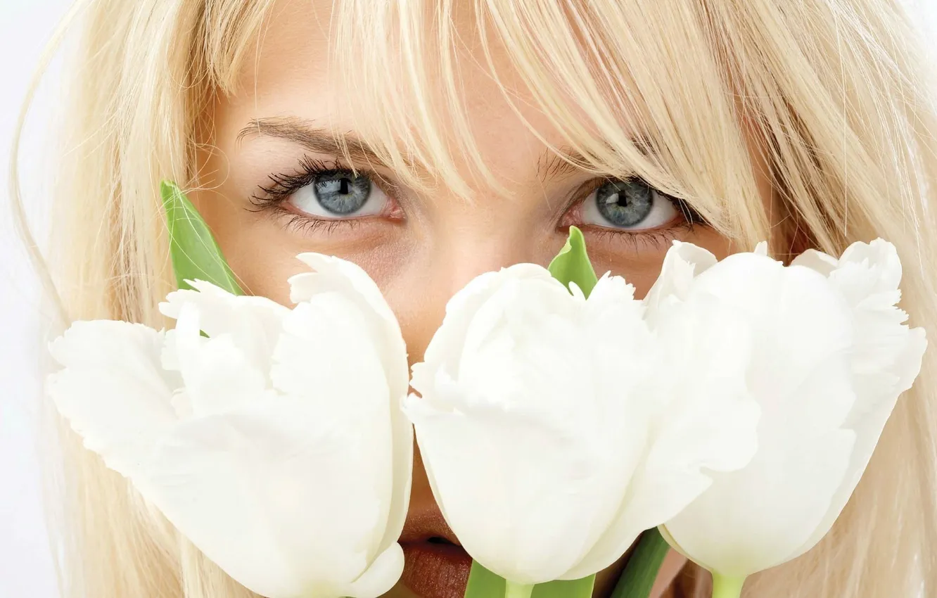 Фото обои глаза, девушка, цветы, блондинка, тюльпаны, белые