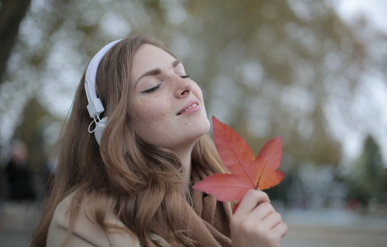 Фото обои осень, наслаждение, портрет, позитив, веснушки, слушает музыку, white headphones, autumn