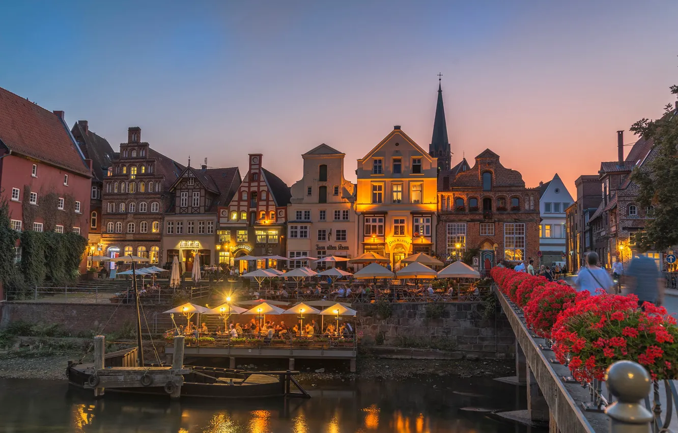 Фото обои цветы, мост, река, здания, дома, Германия, кафе, набережная
