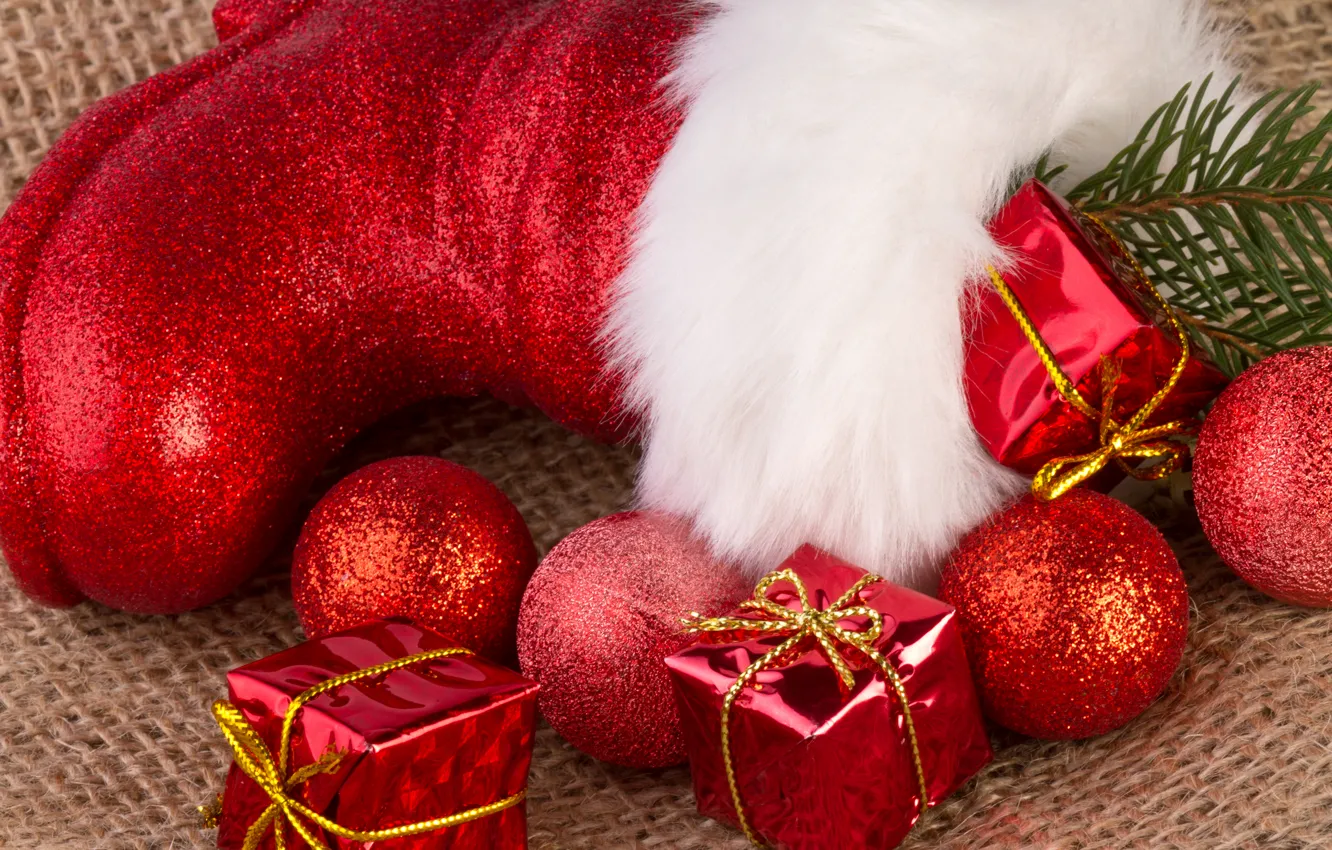 Фото обои красный, праздник, шары, игрушки, подарки, Новый год, мех, новогодние